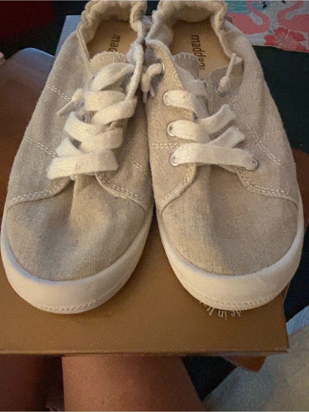 Great condition Steve Madden Beige Canvas Lace-Up Sneakers. Sz 7.